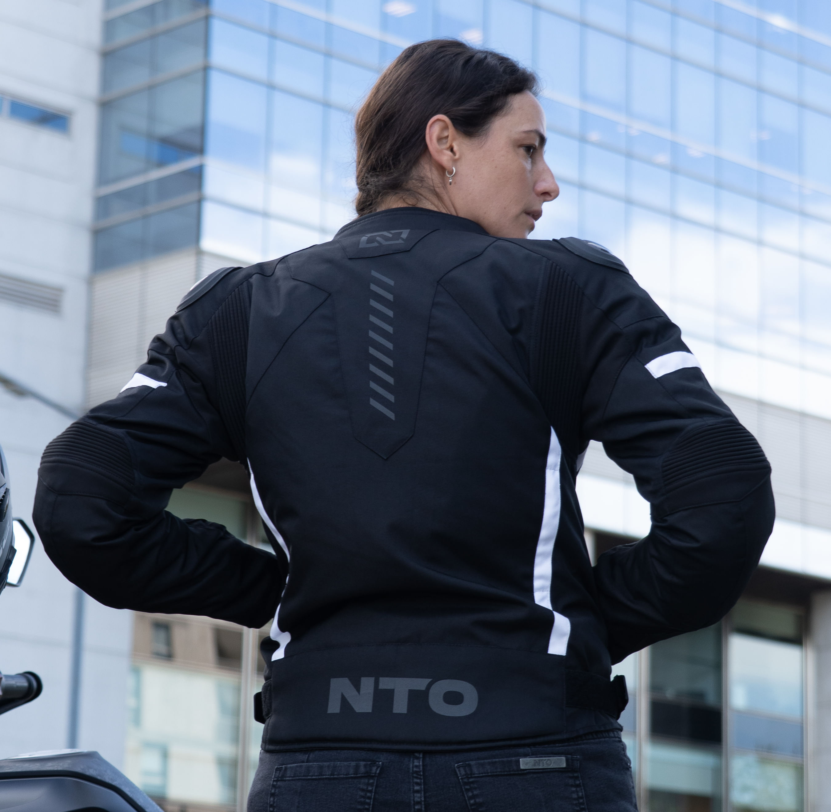 Campera NTO Striker Mujer Negro